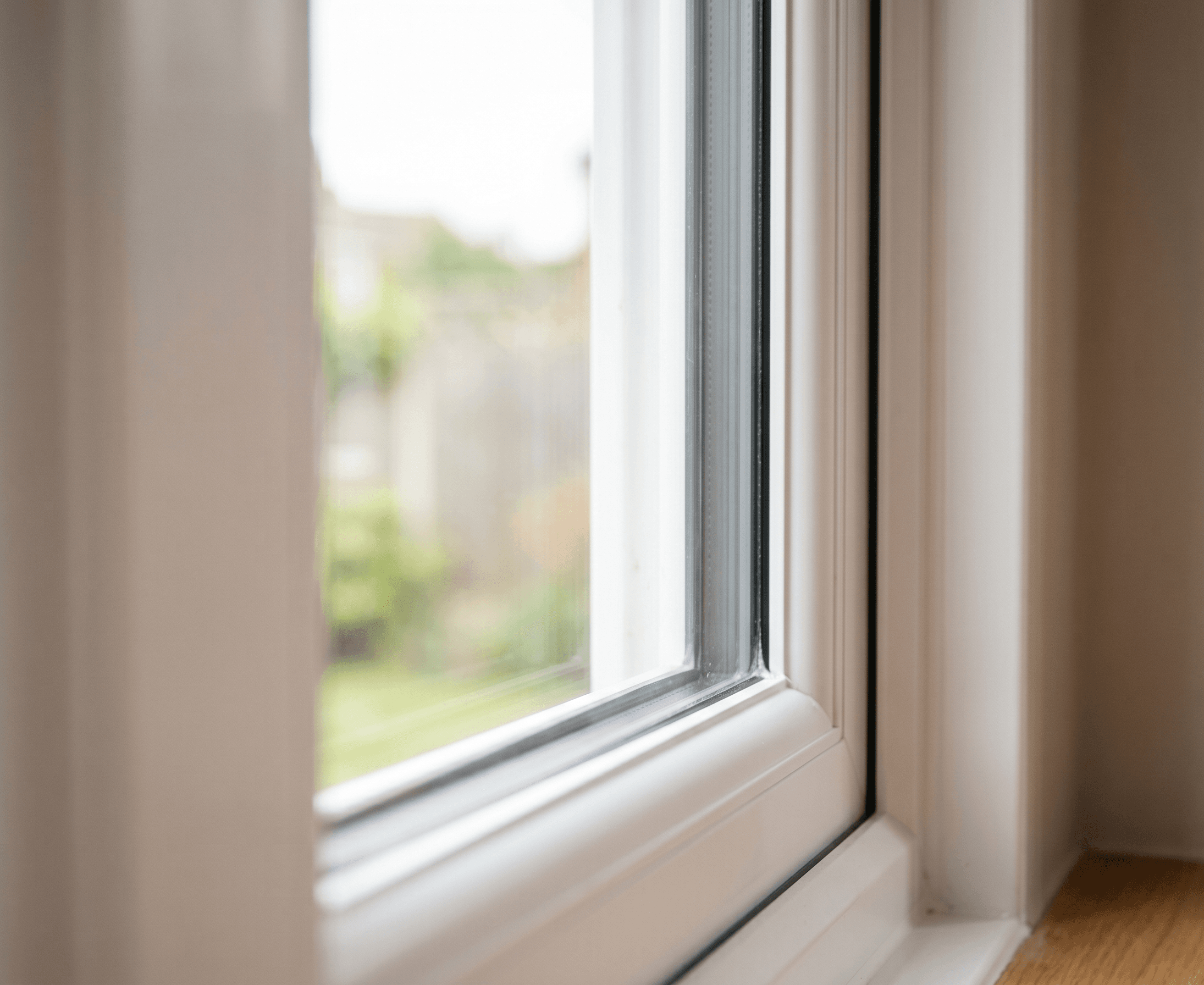 Emergency glazing repair on damaged window glass